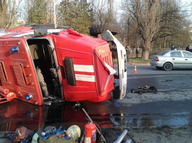 В Ужгороді пожежна машина зіткнулась з мікроавтобусом (ФОТО)