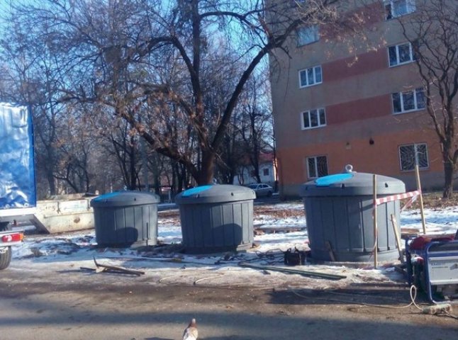 У Мукачеві продовжують встановлювати підземні контейнери для сміття