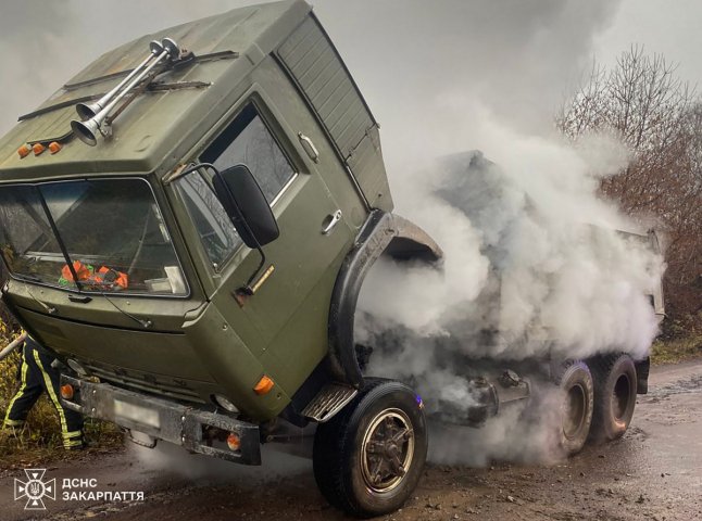 В одному з сіл під час руху загорівся автомобіль КАМАЗ