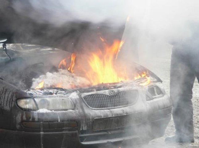 Пожежники гасили палаючий автомобіль, який загорівся через коротке замикання в електропроводці