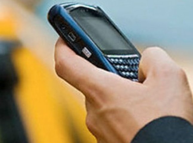 50-річна мешканка Мукачева вкрала з у продавця мобільний телефон
