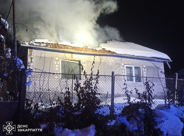 На Мукачівщині гасили пожежу в житловому будинку