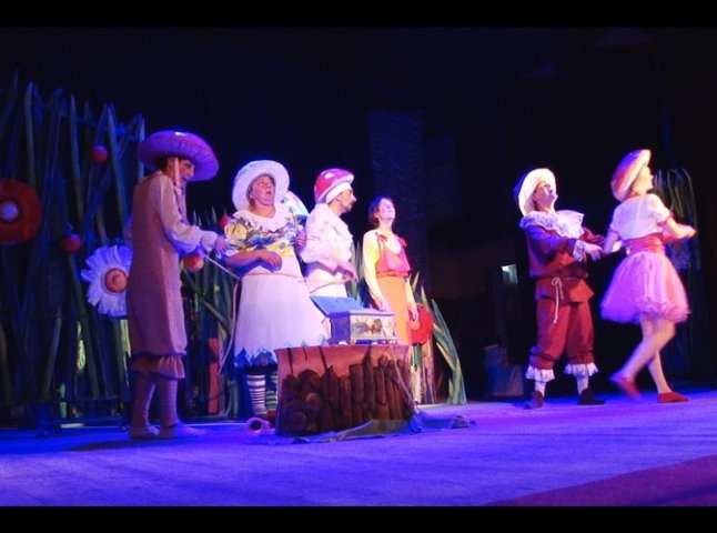 Мукачівські актори зіграли театралізовану казку для юних глядачів з Великого Бичкова