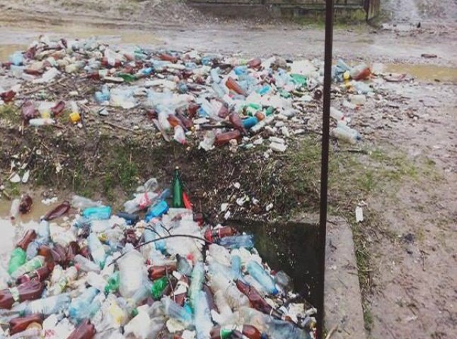Після води на вулицях Великих Ком’ят залишилось сміття