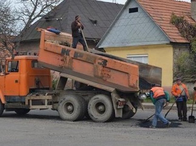 Через заборгованість по зарплаті працівники "Мукачівського райавтодору" готуються до страйку (ФОТОФАКТ)