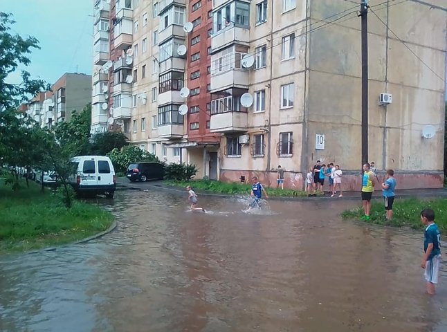 У соцмережі діляться світлинами наслідків негоди у Мукачеві