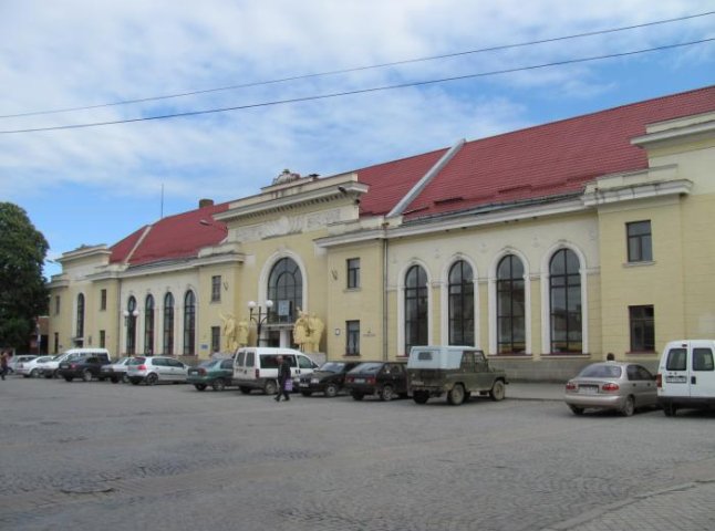 У Мукачеві біля вокзалу виявили підозрілу сумку: рух поїздів через можливе "замінування" закритий