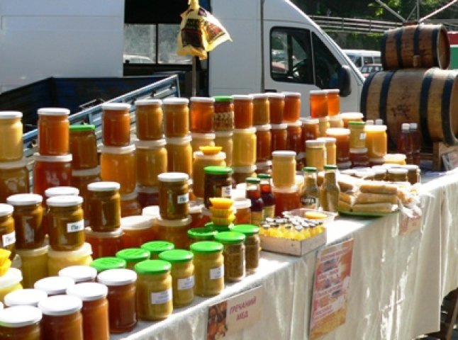 В обласному центрі Закарпаття триває фестиваль вина та меду "Сонячний напій" (ВІДЕО)