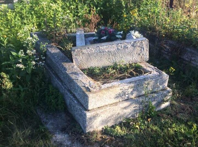 У селі на Перечинщині невідомі пошкодили 13 надгробних плит і дев’ять хрестів