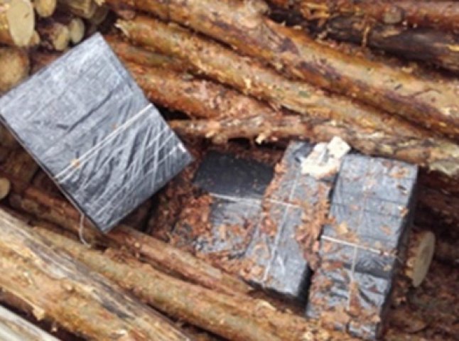 Під лісовим вантажем прикордонники виявили контрабандні цигарки