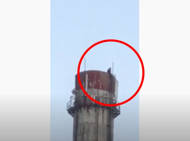 У Мукачеві зняли на відео невідому особу, яка залазить на верхівку труби колишньої котельні