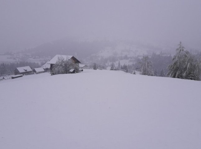 Гори замітає снігом: опубліковано фото