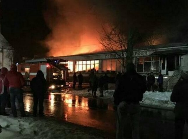 У будівельному магазині сталася пожежа. Вогонь гасили майже 3 години