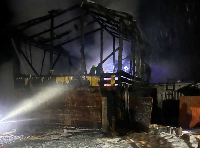 У Рахівському районі серед ночі гасили пожежу