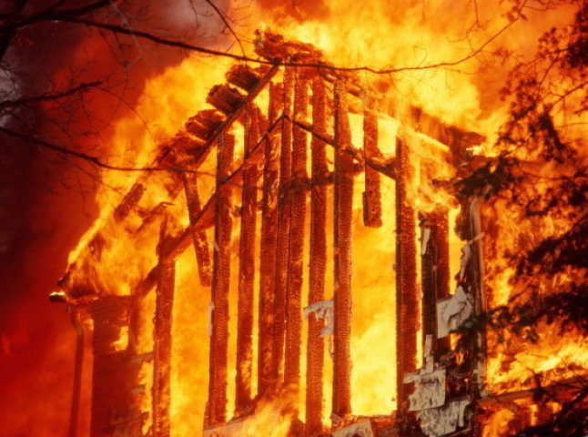 На Рахівщині вогонь пошкодив дерев’яну споруду
