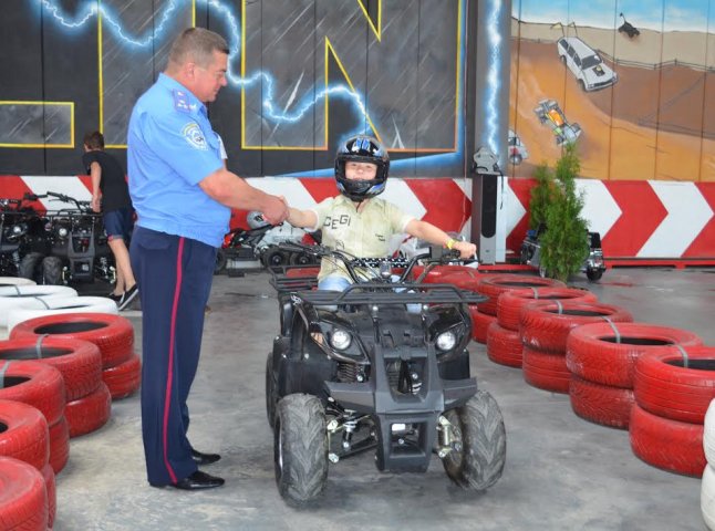 Нововідкритий автодром у Мукачеві першими випробували дітлахи та працівники ДАІ (ФОТО)