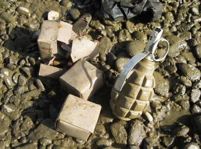 На березі Латориці мукачівець знайшов гранату та набої