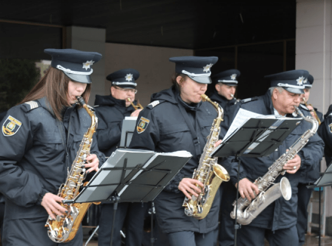 Як в Ужгороді духові оркестри поліції виступали