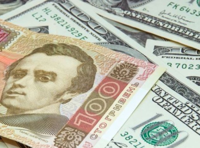 На валютному ринку Мукачева долар можна придбати за 27,50 грн