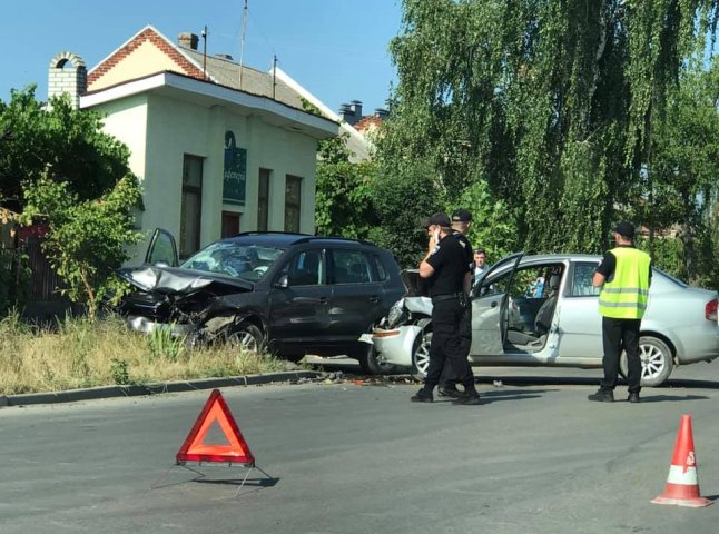 В одного з водіїв серйозна травма голови та розтрощена нога: подробиці вчорашньої ДТП в Ужгороді