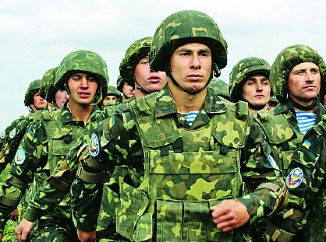 В Україні оголошують воєнний стан та часткову мобілізацію в армію по всій території країни