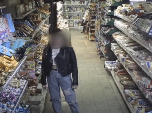 Камери зафіксували злочин, який скоїла в магазині юна дівчина