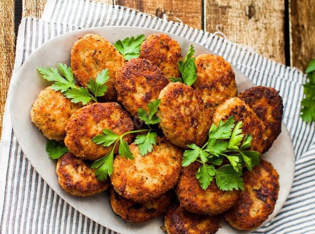 Просто додайте до фаршу один інгредієнт: як легко приготувати соковиті котлети