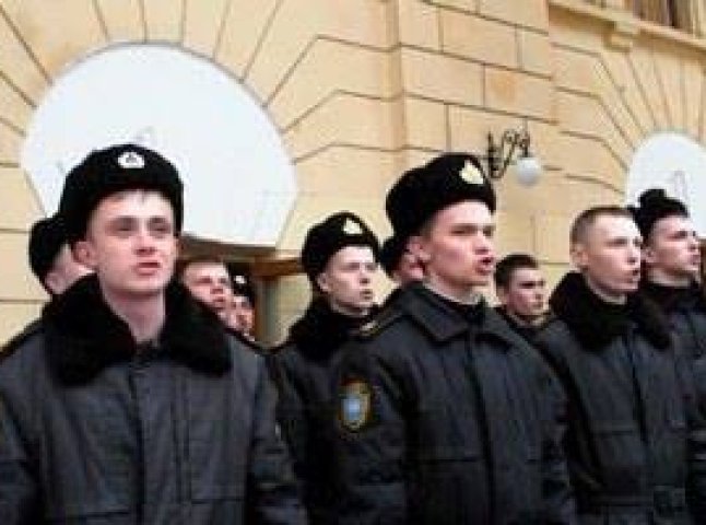 Українські курсанти вислови свій протест в Криму заспівавши гімн України (ВІДЕО)