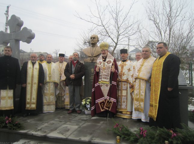 На Закарпатті освятили перший бронзовий пам’ятник греко-католицькому єпископу