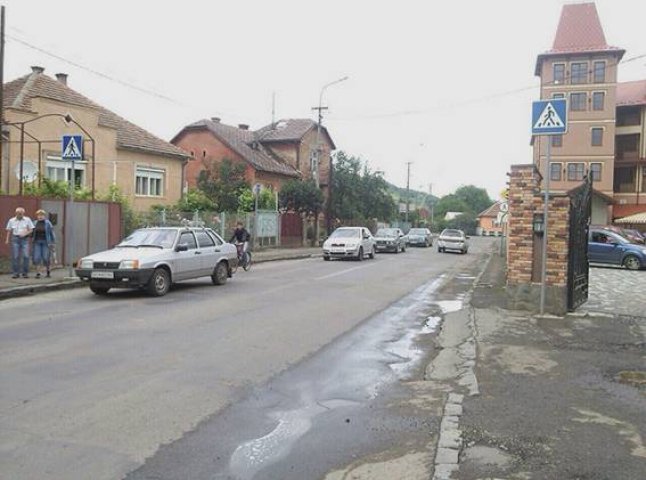 У Мукачеві сталась ДТП: 30-річна автомобілістка наїхала на 11-річну дівчинку