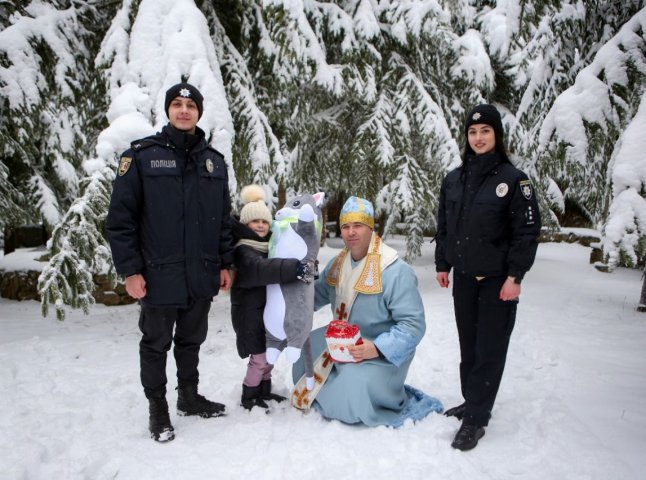 Поліцейські та Святий Миколай влаштували сюрприз для дівчинки на Закарпатті