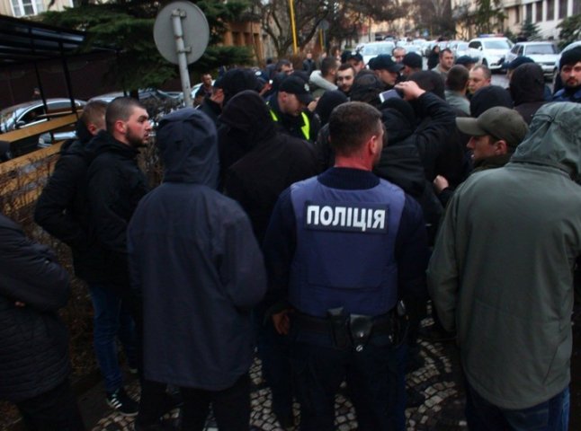 В Ужгороді під стінами управління поліції сталася сутичка між активістами