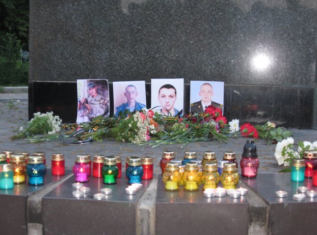 Понад сотня людей вшанували в Ужгороді пам’ять закарпатських військових, яких вбили терористи