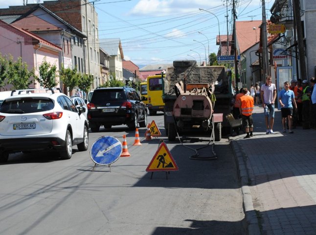 У Мукачеві розпочали ремонтувати вулицю Миру (ФОТО)