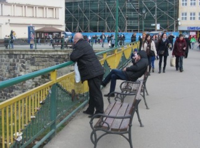 На пішохідному мості у центрі Ужгорода з’явились лавиці