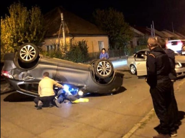 Карколомна ДТП у Виноградові: один із автомобілів перекинувся на дах