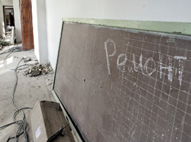 В капітально відремонтованій Івановецькій школі почала руйнуватися стеля