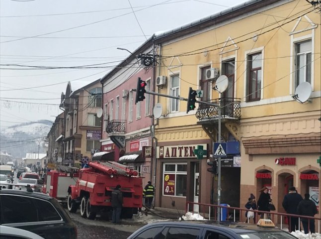 У центрі Мукачева горить дах багатоквартирного будинку