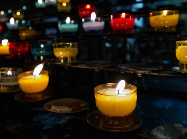 Скільки коштують на Закарпатті квіти та лампадки перед Днем пам’яті померлих