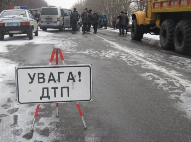 В Ужгороді на пішохідному переході водій на "Мерседесі" збив 20-річну дівчину і втік з місця ДТП