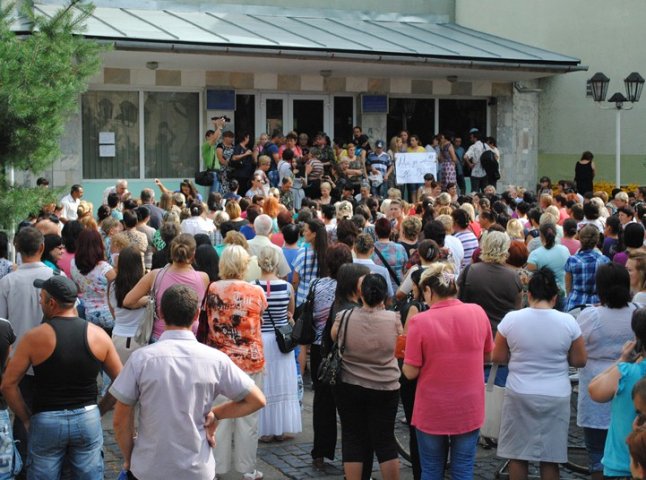 Сьогодні Мукачево мітингувало: сотні жінок перекрили дорогу та вимагали не забирати чоловіків у армію (ФОТО)
