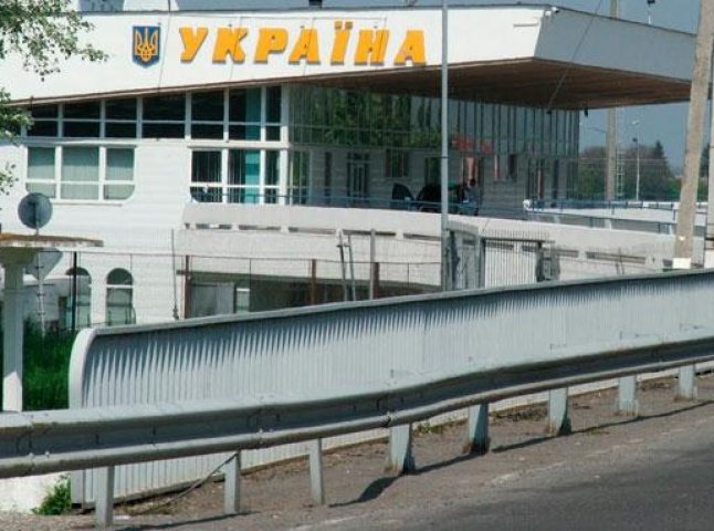 Закарпатські прикордонники руйнують міст, який сполучає Україну та Угорщину
