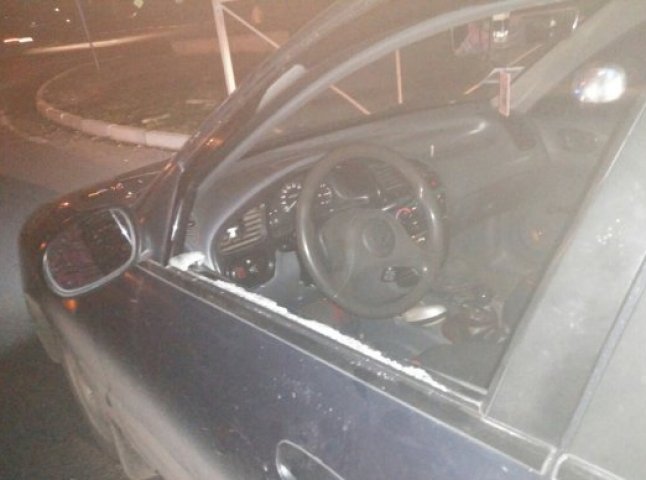 Конфлікт на парковці біля "Епіцентру" у Мукачеві коштував одному з його учасників розбитого бокового скла