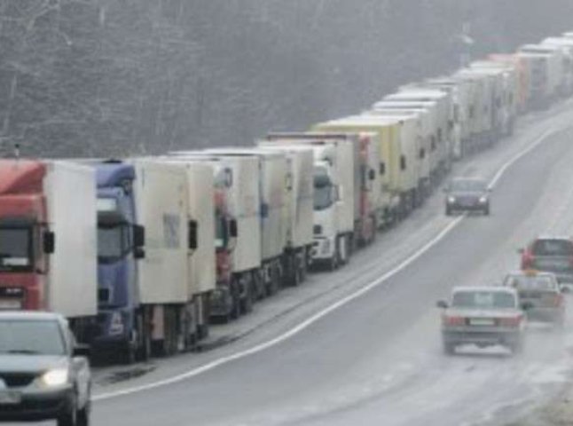 Прем’єр-міністр доручив розібратися з чергами вантажівок на кордоні