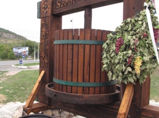При в’їзді в Берегово встановили оригінальний пам’ятник – величезний прес для винограду (ФОТО)
