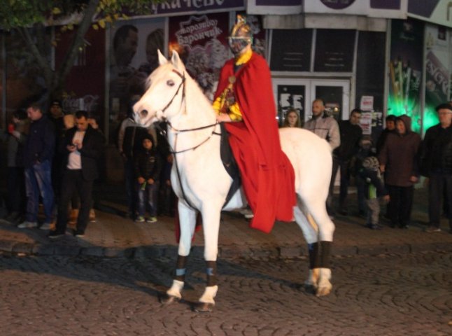 Парад ліхтариків та лицарські бої: як у Мукачеві відзначали День святого Мартина