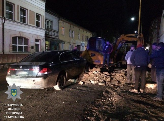 ДТП в Ужгороді: на вулиці Собранецькій іномарка "BMW" врізалась в екскаватор