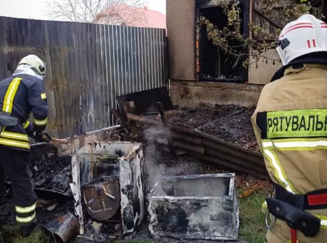 У селі на Закарпатті пожежники врятували будівлю від знищення