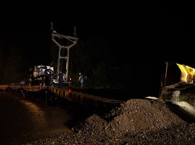Вночі завершено встановлення важкого механізованого мосту через річку Тересва