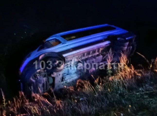 Нічна аварія на Воловеччині: перекинуте авто і троє постраждалих